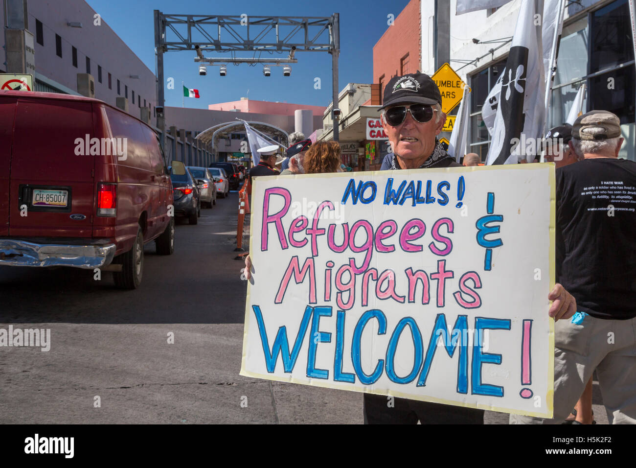 Nogales, Arizona - Protest gegen den Grenzzaun am internationalen Grenzübergang. Stockfoto