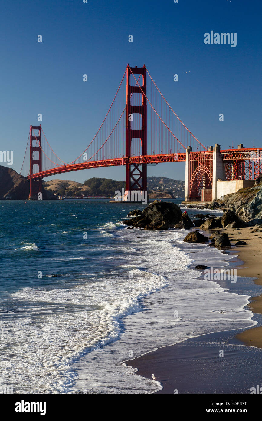Blick von Marshalls Strand auf der Golden Gate Bridge in San Francisco, Kalifornien, USA an einem wolkenlosen Abend. Stockfoto