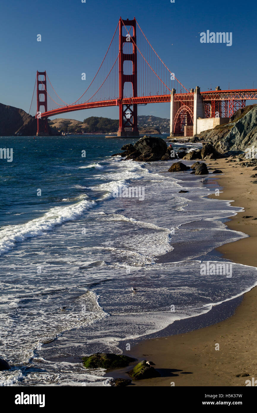 Blick von Marshalls Strand auf der Golden Gate Bridge in San Francisco, Kalifornien, USA an einem wolkenlosen Abend. Stockfoto