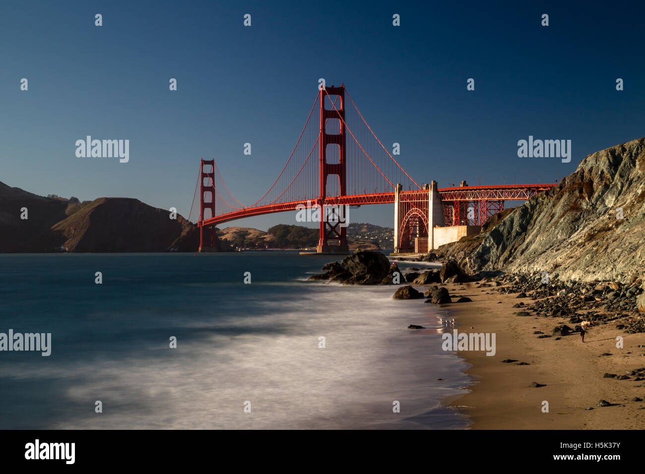 Blick von Marshalls Strand auf der Golden Gate Bridge in San Francisco, Kalifornien, USA an einem wolkenlosen Abend. Stockfoto