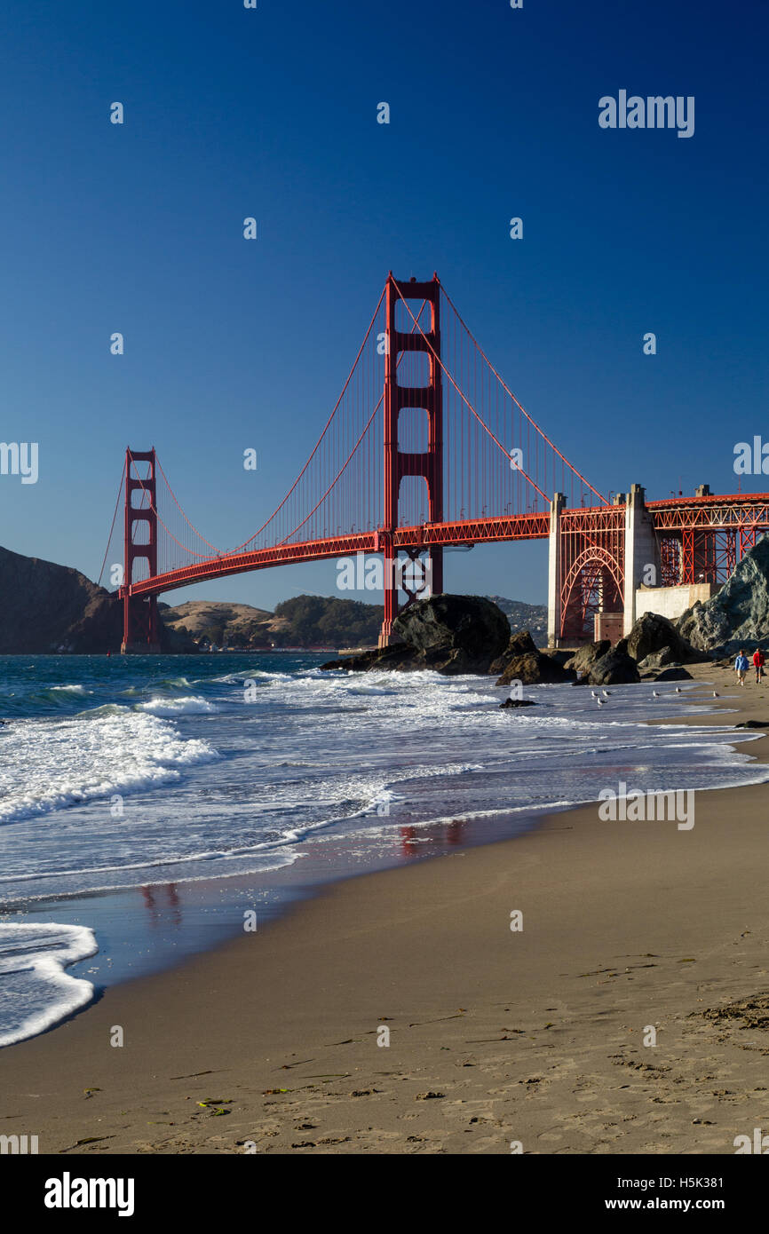 Blick von Marshalls Strand auf der Golden Gate Bridge in San Francisco, Kalifornien, USA an einem wolkenlosen Abend. Stockfoto