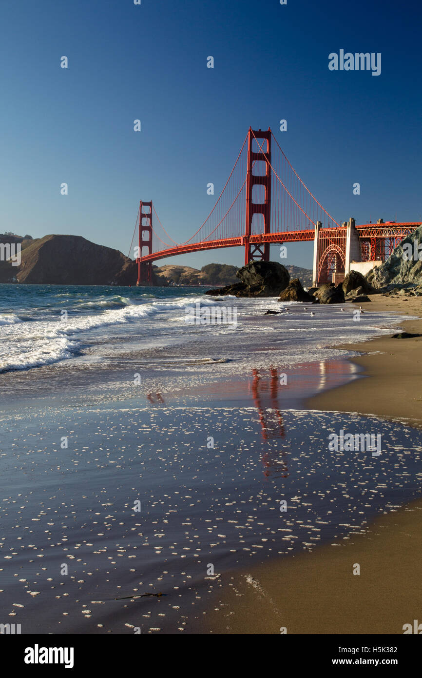 Blick von Marshalls Strand auf der Golden Gate Bridge in San Francisco, Kalifornien, USA an einem wolkenlosen Abend. Stockfoto