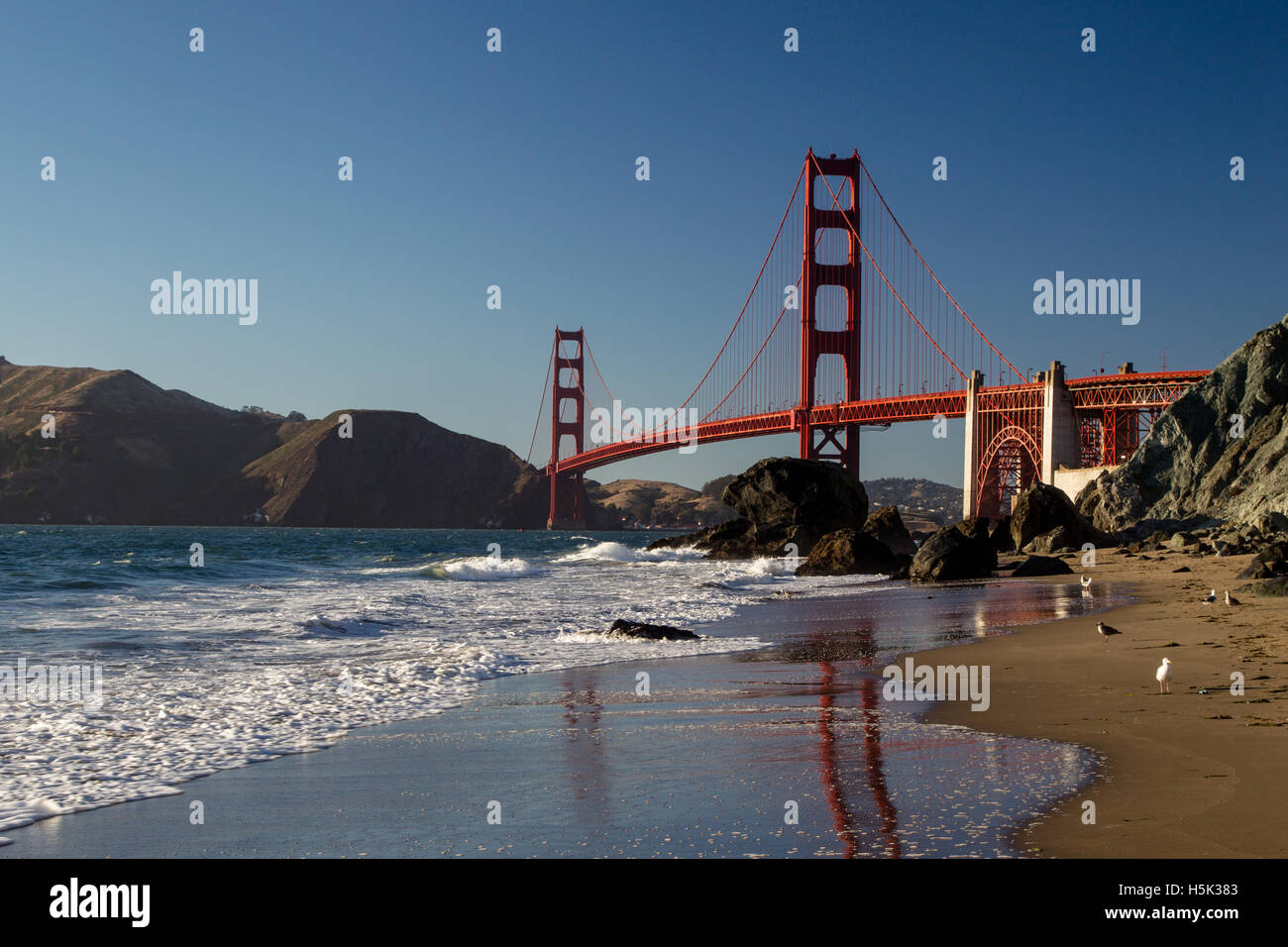 Blick von Marshalls Strand auf der Golden Gate Bridge in San Francisco, Kalifornien, USA an einem wolkenlosen Abend. Stockfoto