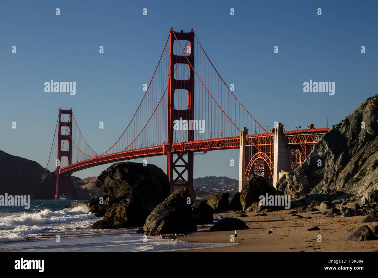 Blick von Marshalls Strand auf der Golden Gate Bridge in San Francisco, Kalifornien, USA an einem wolkenlosen Abend. Stockfoto