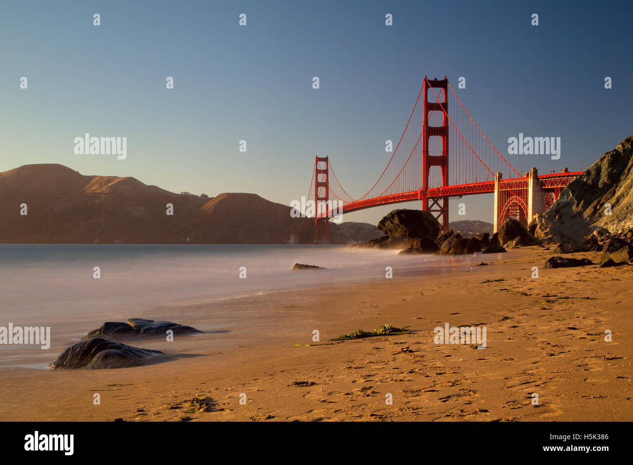 Blick von Marshalls Strand auf der Golden Gate Bridge in San Francisco, Kalifornien, USA an einem wolkenlosen Abend. Stockfoto