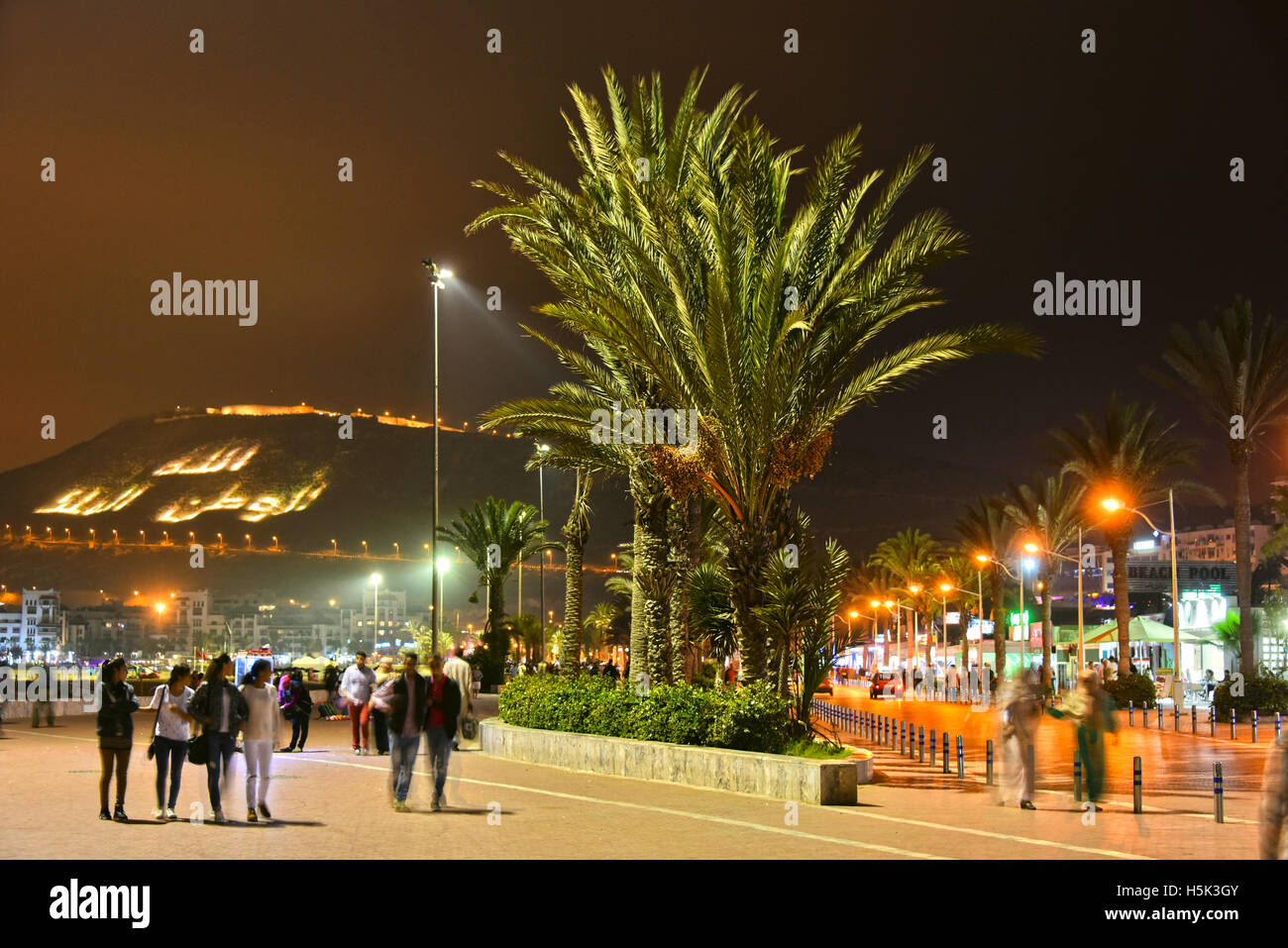 AGADIR, Marokko - 29. September 2016: Rue La Plage durch die Nacht. Agadir ist eines der großen städtischen Zentren von Marokko und berühmten touristischen d Stockfoto