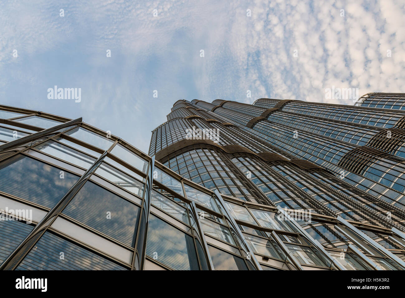 Nachschlagen Der Aussenfassade Des Burj Khalifa Das Hochste Kunstlichen Bauwerk Der Welt Befindet Sich In Dubai Vereinigte Arabische Emirate Stockfotografie Alamy