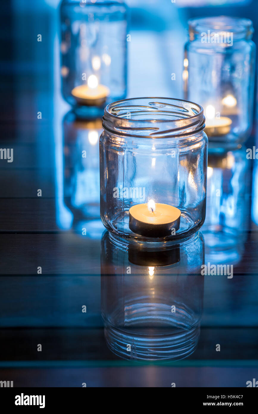 Kerzen in der Dunkelheit des Zimmers Stockfoto