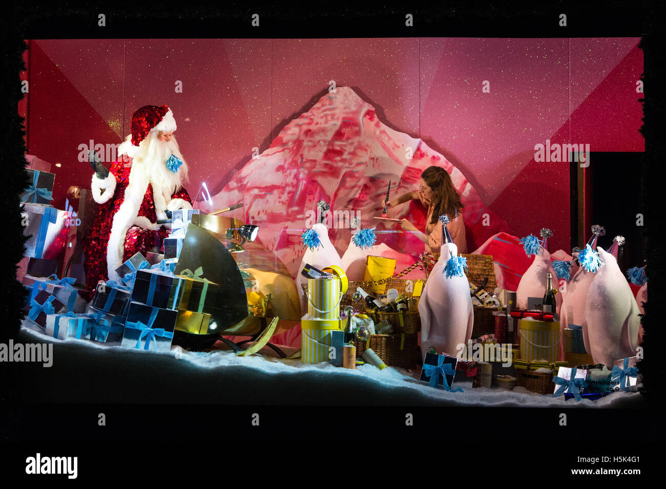 Kaufhaus Selfridges ist der erste Einzelhändler in der Welt zu enthüllen seine Weihnachtsfenster mit einem Thema von Santa Claus Partei Stockfoto