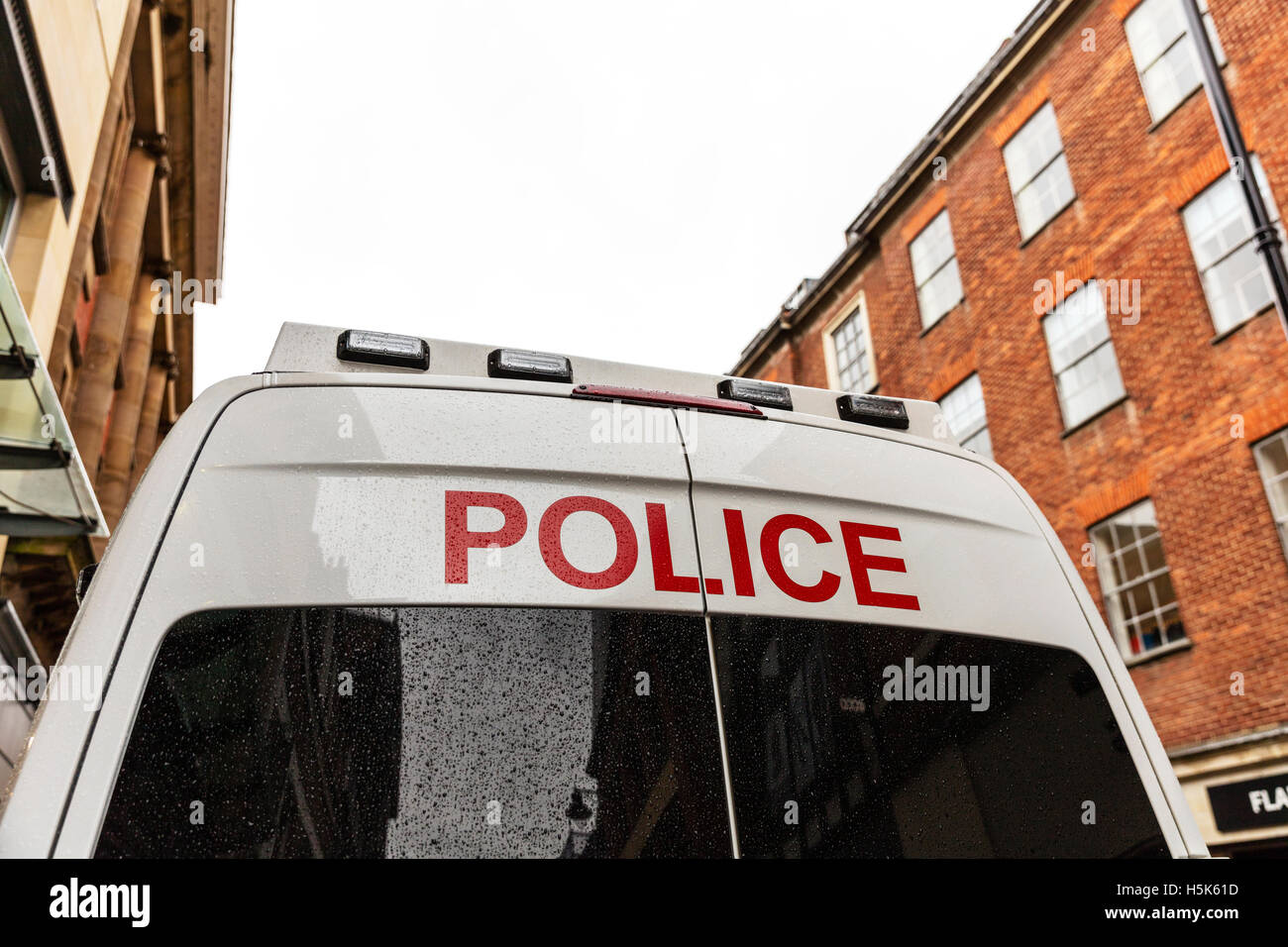 Polizei van Fahrzeug Hintertüren Cop van Polizei Zeichen Namen Wort vans Polizeifahrzeuge GB UK England Stockfoto