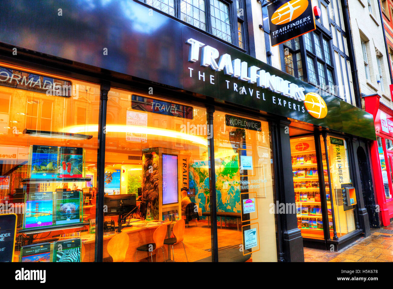 Trailfinders Reisebüro Agenten Agentur Shop front Store Fenster Anzeige außen Gebäude Zeichen Zeichen Trail Finder GB UK England Stockfoto