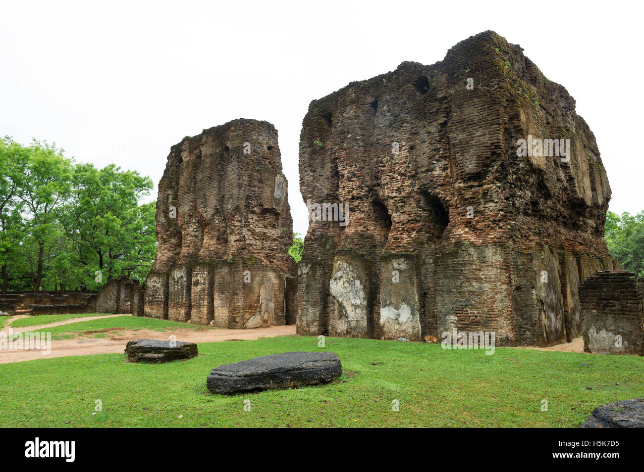 Ruinen des königlichen Palastes in der Zitadelle in der antiken Stadt Polonnaruwa, Sri Lanka Stockfoto