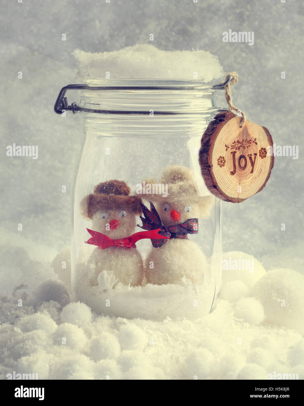 Lustige Schneemänner in Glas mit Weihnachtsbänder Stockfoto