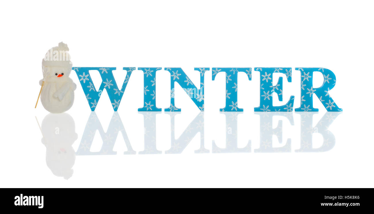 Holzbuchstaben Rechtschreibung Winter Hand gemalt mit Schneeflocken zusammen mit einen Schneemann - spiegelt sich auf einem weißen Hintergrund Stockfoto
