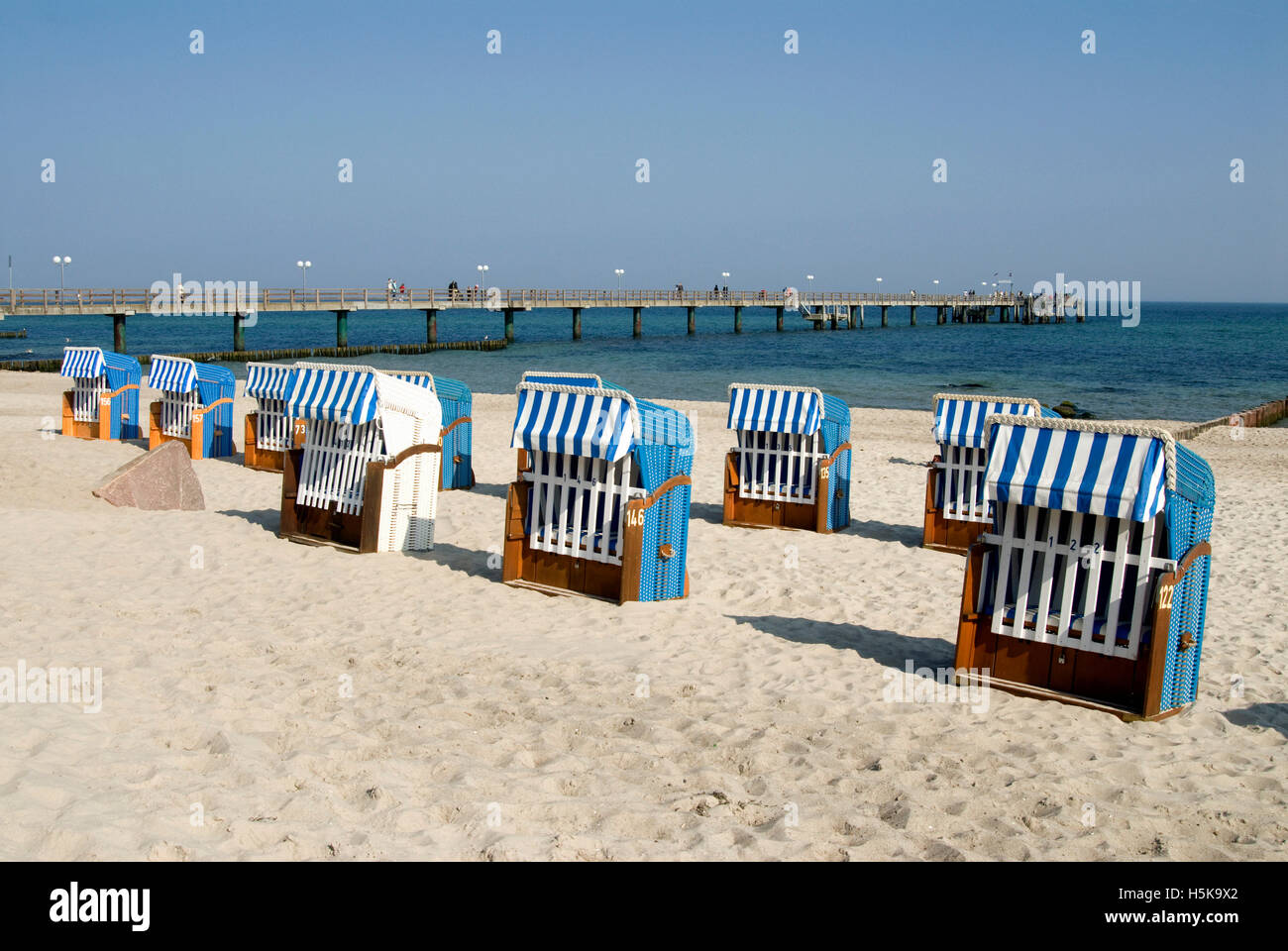 Liegestühle am Strand und Pier am Strand der Ostsee an der Ostsee, Mecklenburg-Vorpommern Stockfoto