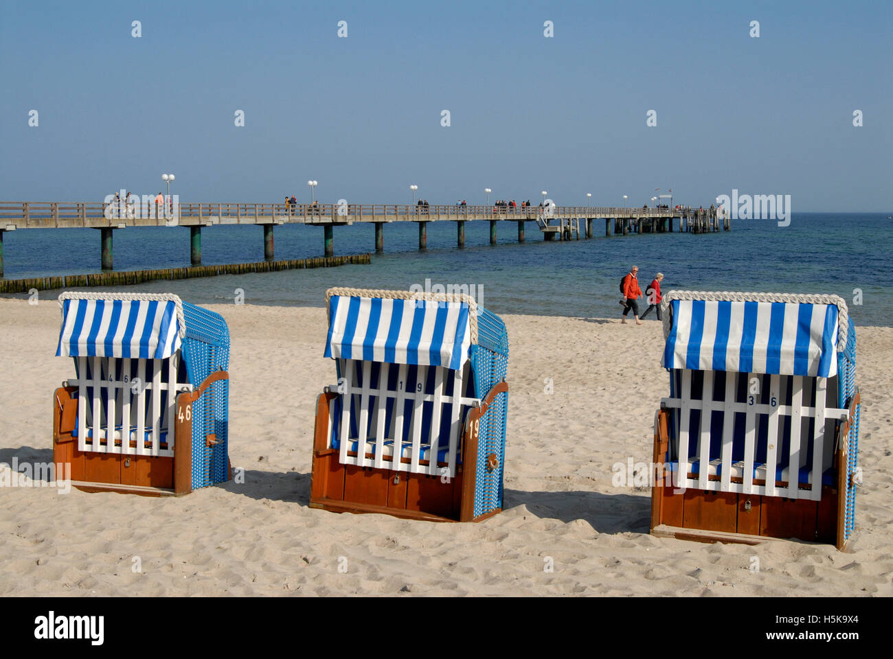 Liegestühle am Strand und Pier am Strand der Ostsee an der Ostsee, Mecklenburg-Vorpommern Stockfoto
