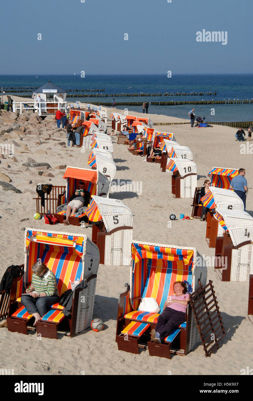 Liegestühle am Strand der Ostsee an der Ostsee, Mecklenburg-Vorpommern Stockfoto
