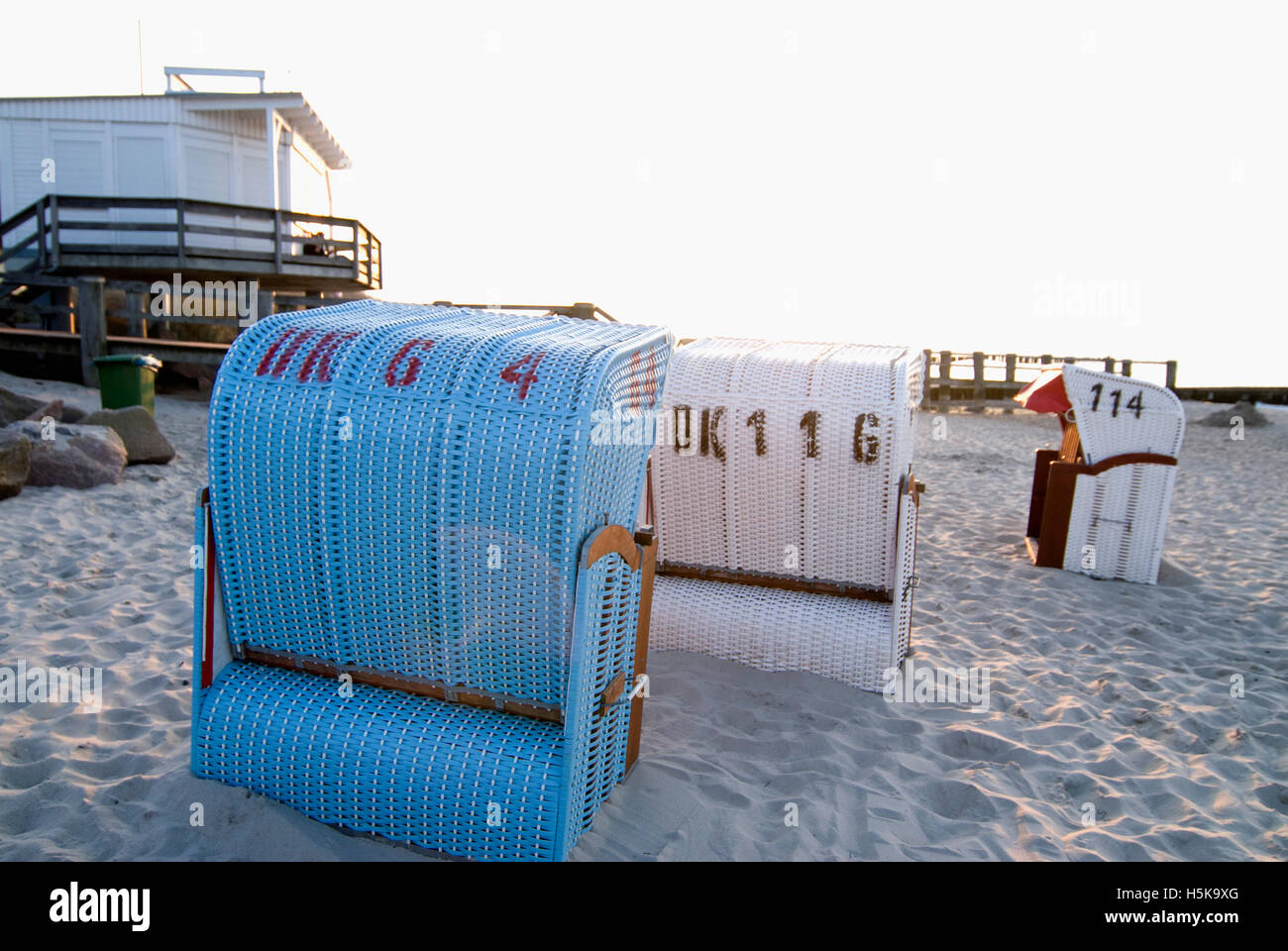 Liegestühle am Strand der Ostsee an der Ostsee, Mecklenburg-Vorpommern Stockfoto