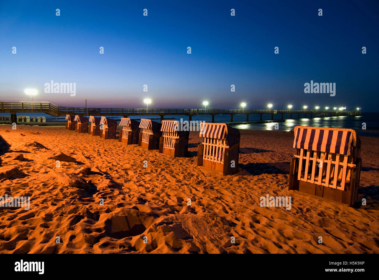 Liegestühle am Strand und Pier am Ostsee Strand, Ostsee, Mecklenburg-Vorpommern Stockfoto