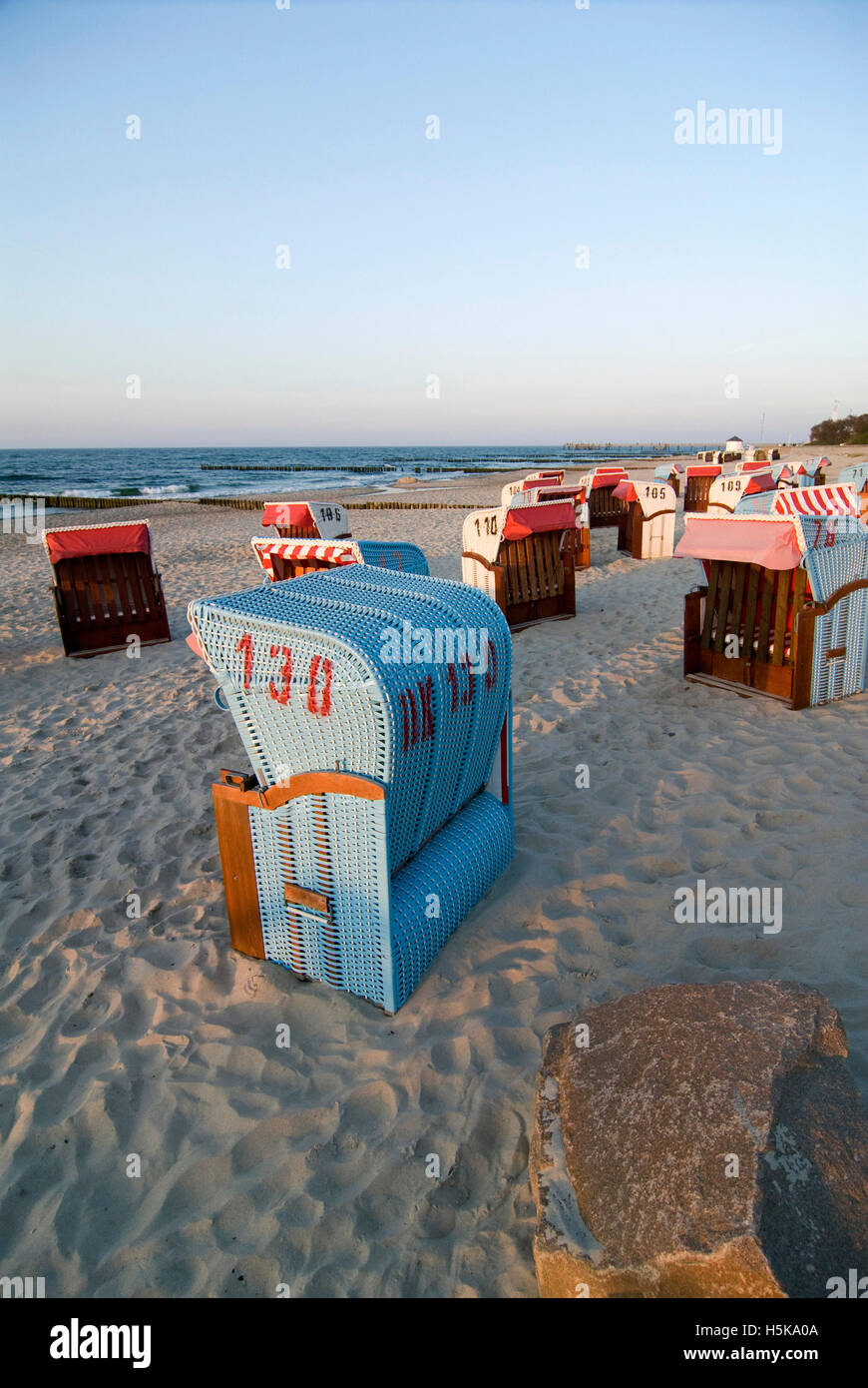 Liegestühle am Strand der Ostsee an der Küste der Ostsee, Mecklenburg-Vorpommern Stockfoto