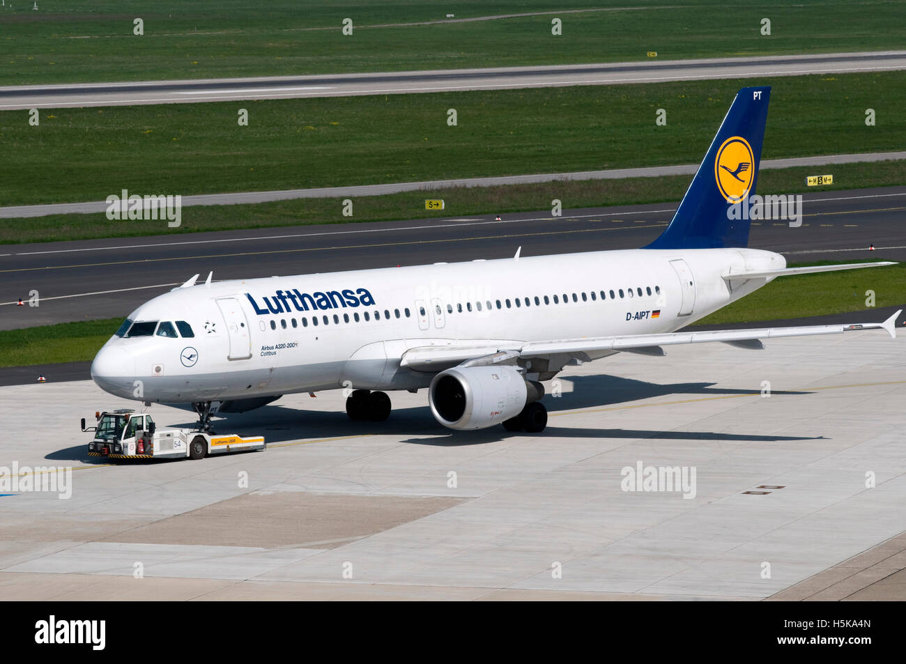 Flughafen, Flugplatz, Flugzeug, Lufthansa Airline Airbus A320-200, D-AIPT, Düsseldorf, Rheinland, Nordrhein-Westfalen Stockfoto