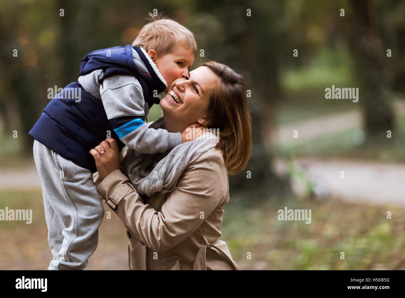 Glückliche Mutter und Kind Lächeln im freien Stockfoto