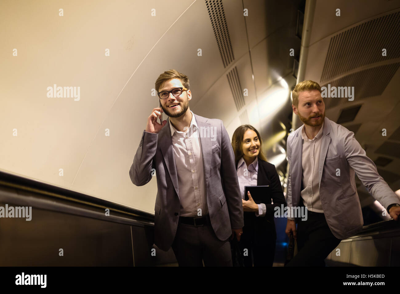 Geschäftsleute mit u-Bahn als Transportmittel Stockfoto