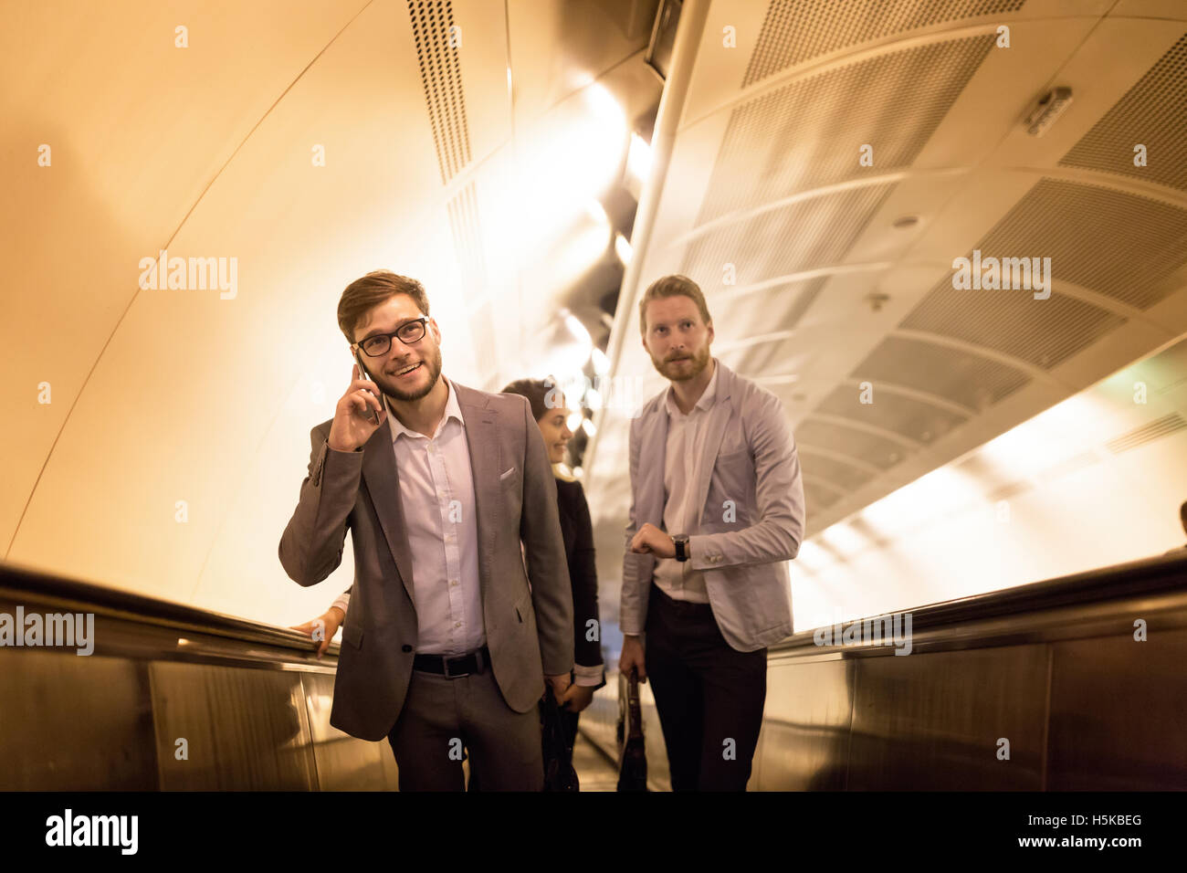 Geschäftsleute, die mit der u-Bahn kommt man zu treffen Stockfoto