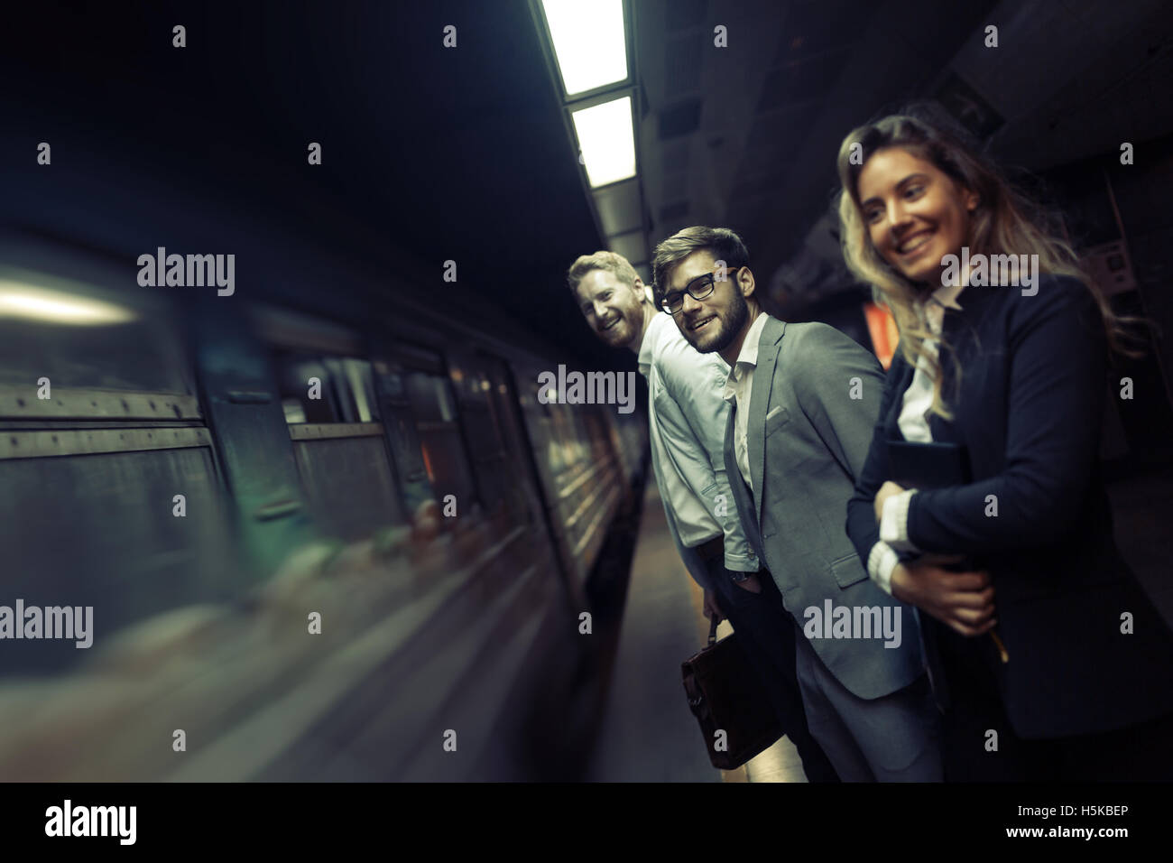 Geschäftsleute mit u-Bahn als Transportmittel Stockfoto