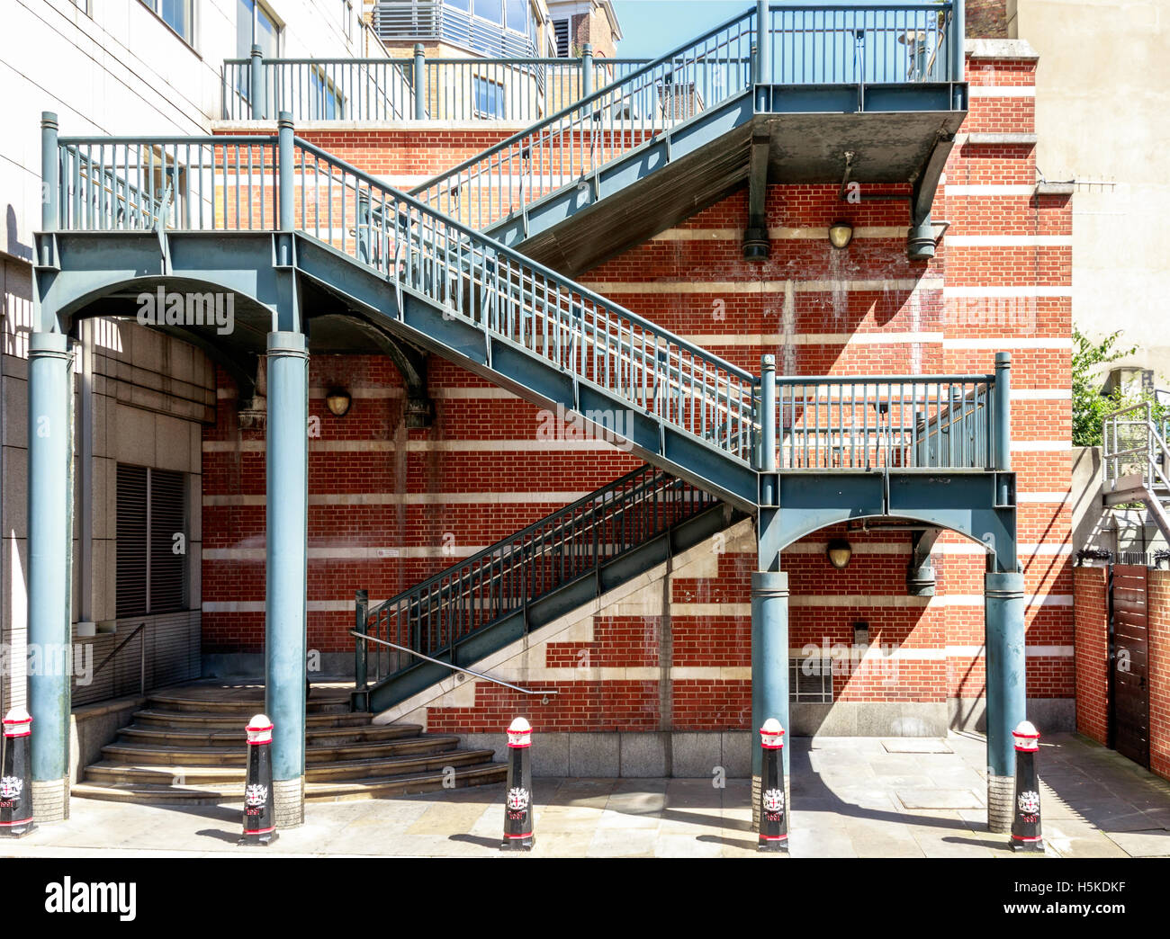 Treppen in Apotheke Straße Weg über Bahnlinie in London Stockfoto