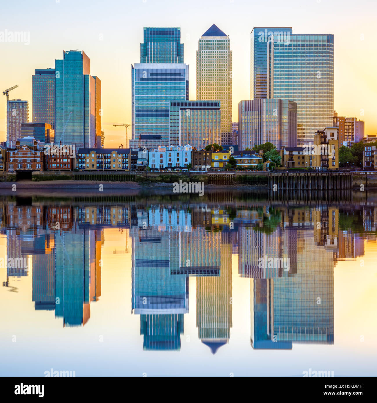 Canary Wharf und Finanzzentrum in London bei Sonnenuntergang Stockfoto