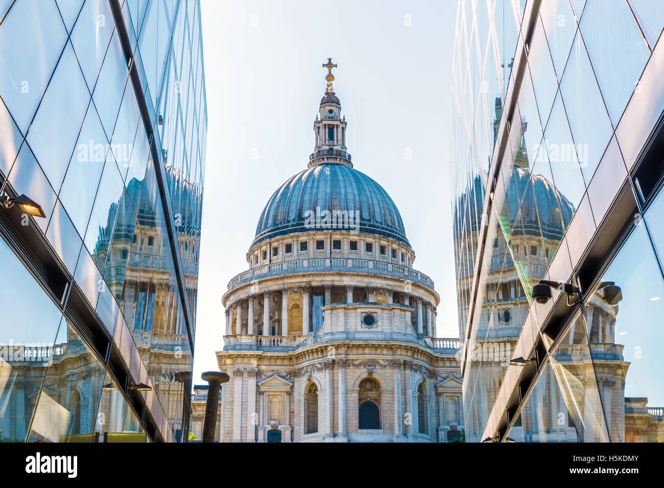 St Pauls Cathedral spiegelt sich in der Glasscheibe des One New Change in London Stockfoto