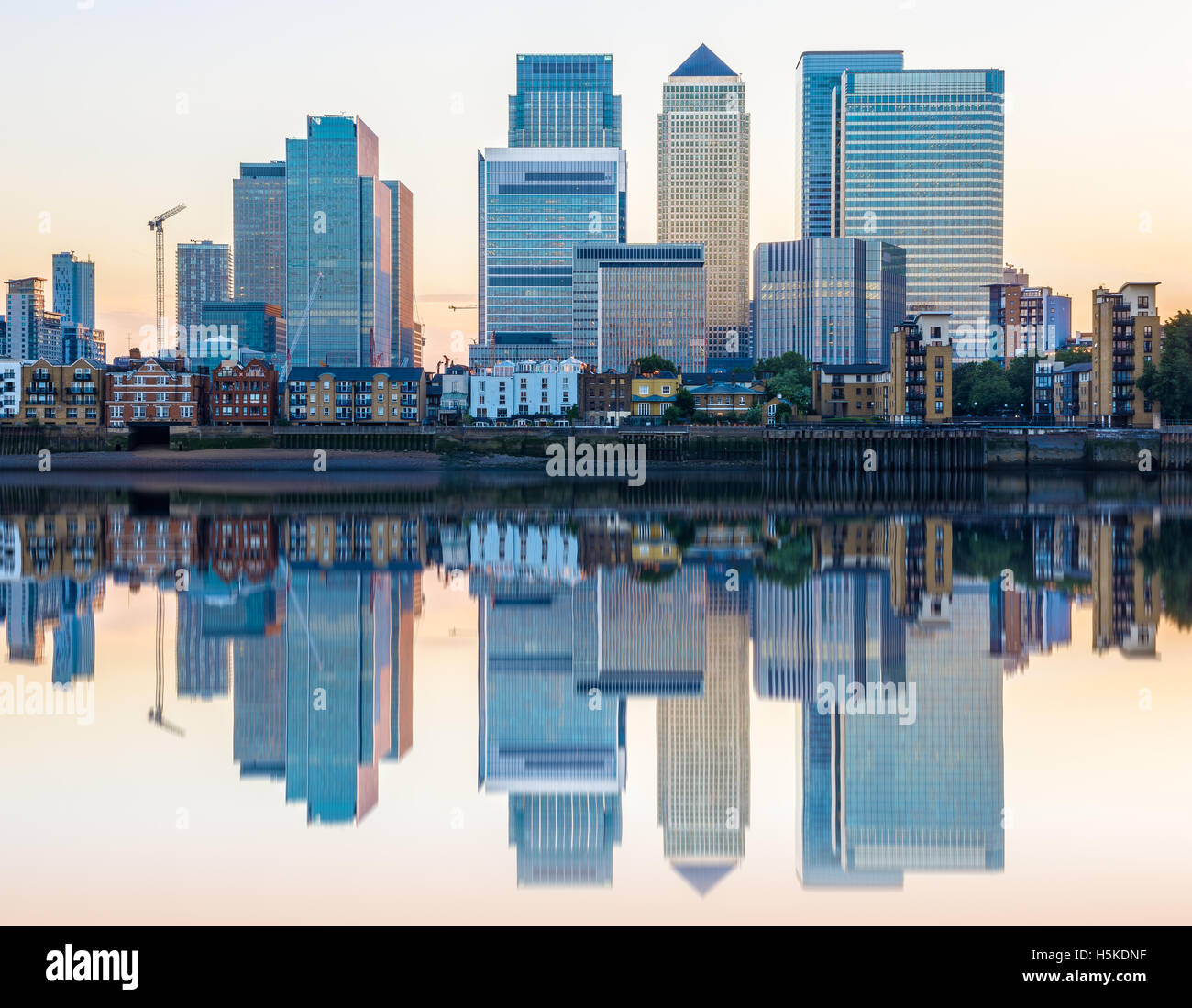 Canary Wharf und Finanzzentrum in London bei Sonnenuntergang Stockfoto