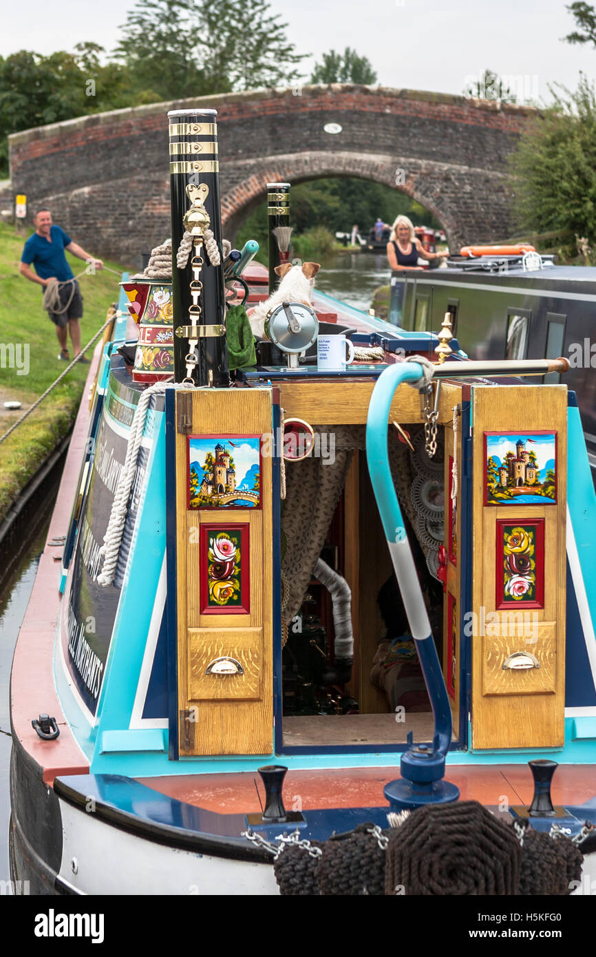 Intelligente traditionellen Narrowboat festgemacht an der Wasserstelle direkt über neue Marton Brücke Nr. 12, Llangollen Canal, Shropshire, England Stockfoto