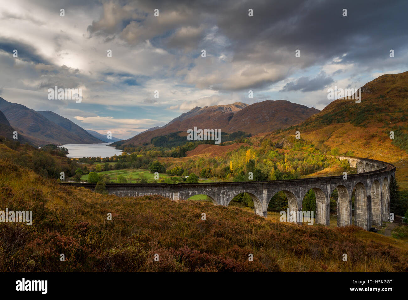 Herbstfarben in den Bergen mit Blick auf das Glenfinnan-Viadukt und Loch Shiel, schottischen Highlands, UK Stockfoto