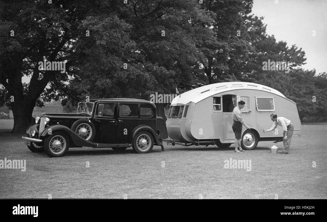 Zwanzig Austin 1936 mit Wohnwagen Stockfoto