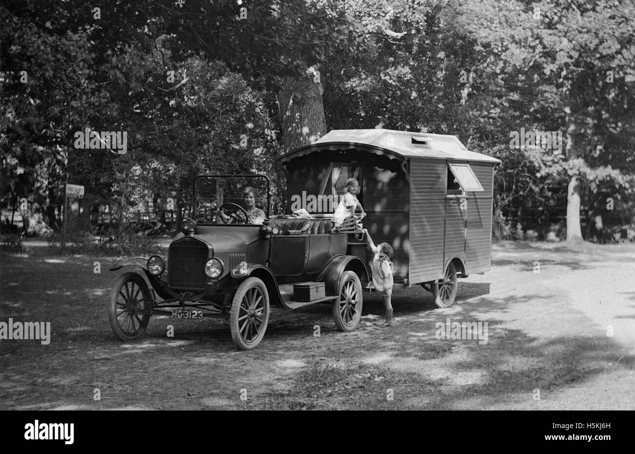 1921 Ford T-Modell mit Wohnwagen Stockfoto