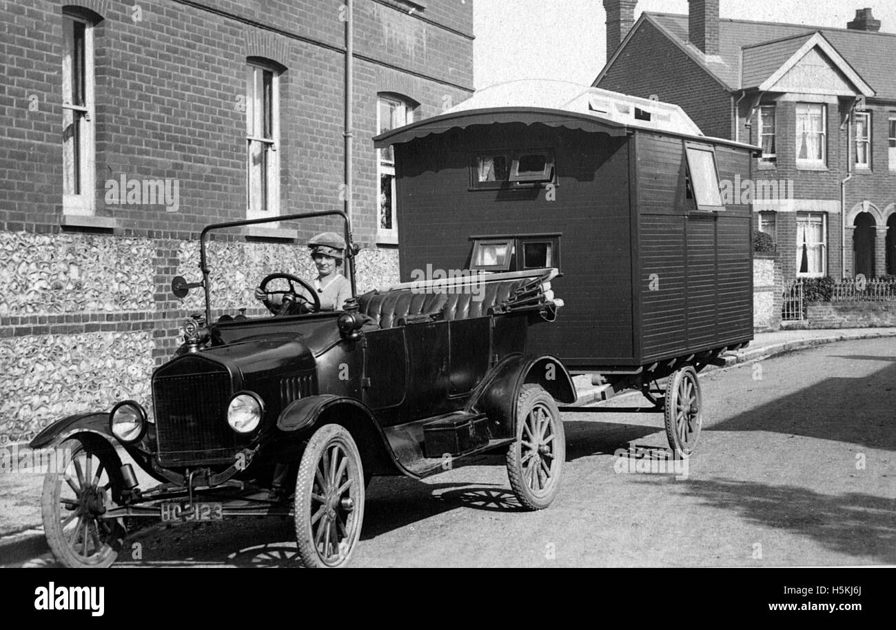 1921 Ford T-Modell mit Wohnwagen Stockfoto