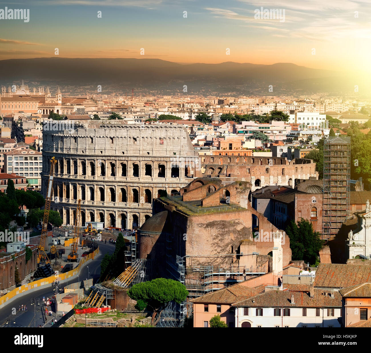 Große antike Kolosseum in Rom bei Sonnenuntergang, Italien Stockfoto