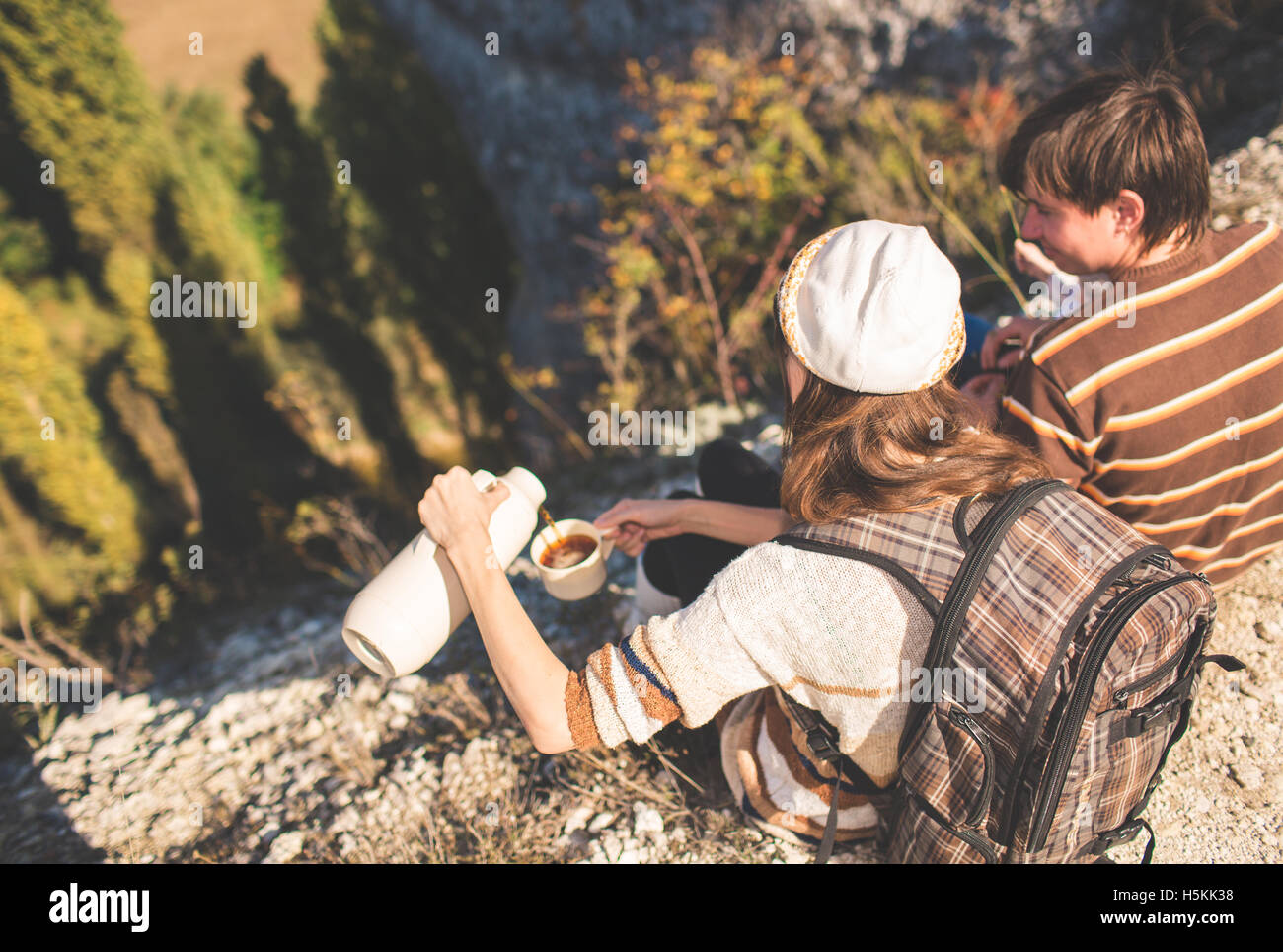 Junge Eltern mit Kind auf den Bergen Stockfoto
