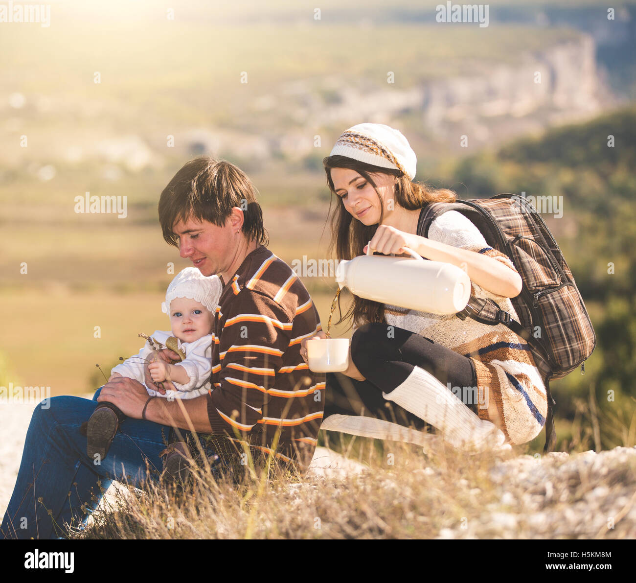 Junge Eltern mit Kind auf den Bergen Stockfoto