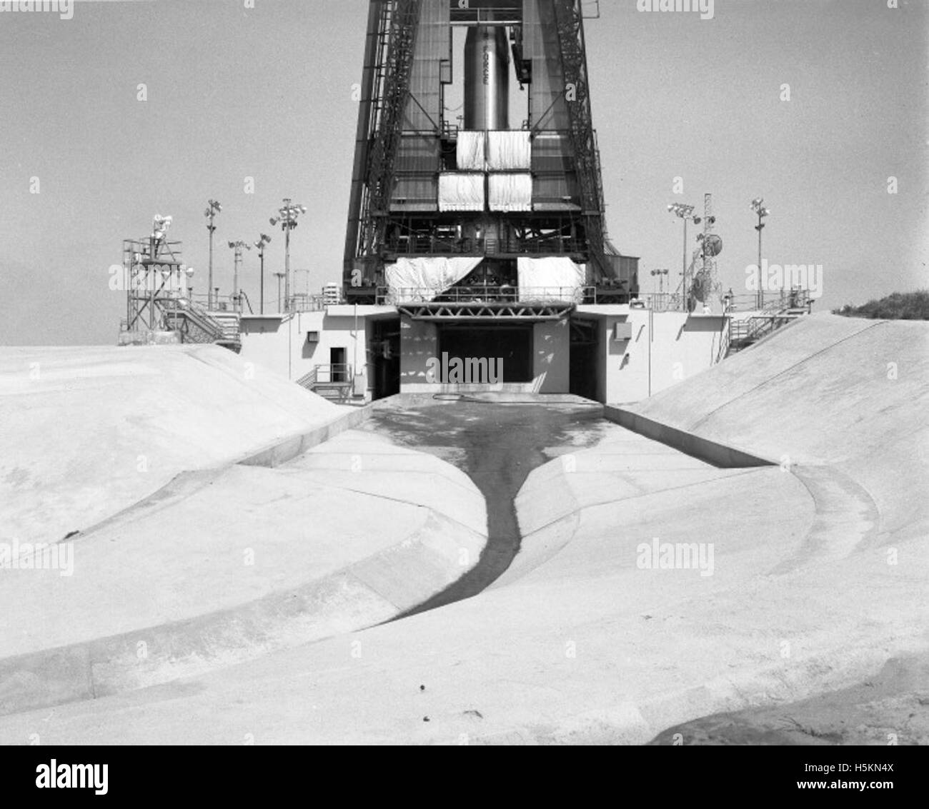 Bild aus der Atlas-Kollektion mit einem alten Kampfflugzeug auf einer Flugschau. Die Markierungen und das Design des Kampfflugzeugs sind sichtbar. Stockfoto