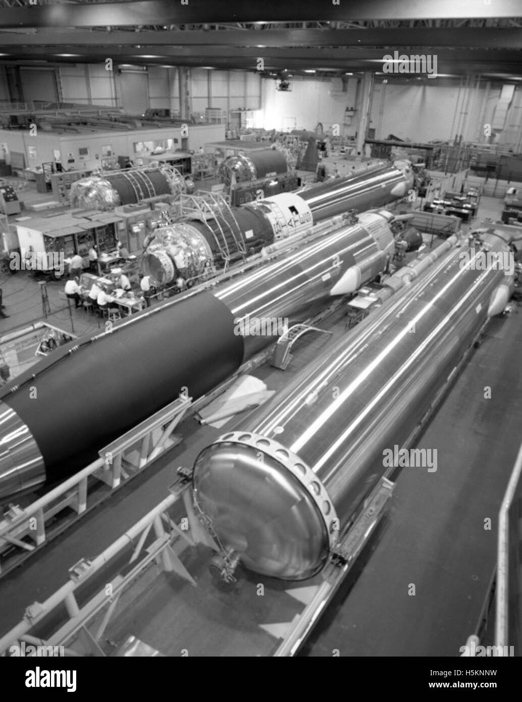 Ein Foto aus der Atlas Collection eines Flugzeugs, das auf einer Landebahn geparkt ist, zeigt klare Details des Außendesigns und der Motorkomponenten. Stockfoto