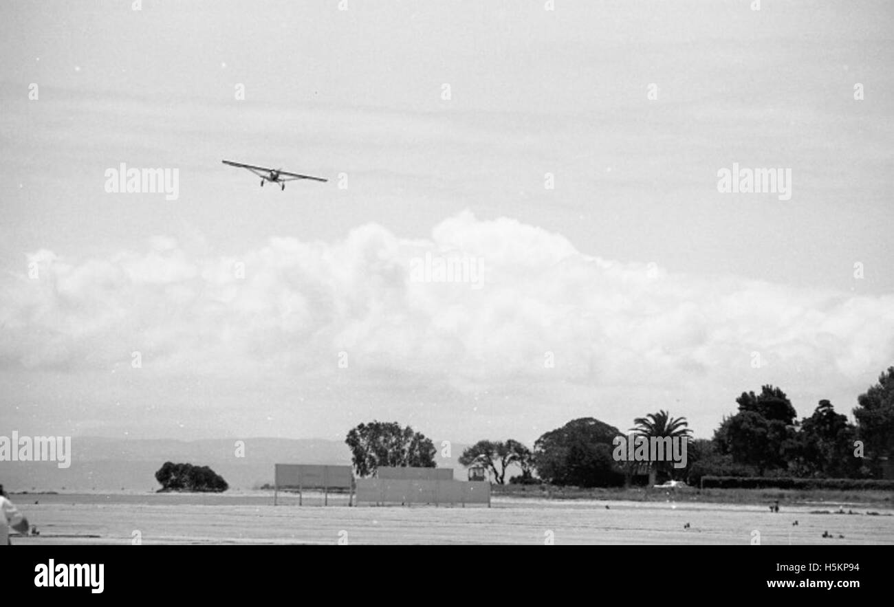 Eine Nachbildung des berühmten Spirit of St. Louis Flugzeugs, bekannt für seinen transatlantischen Flug, unterstreicht sein einzigartiges Design und historische Bedeutung. Stockfoto