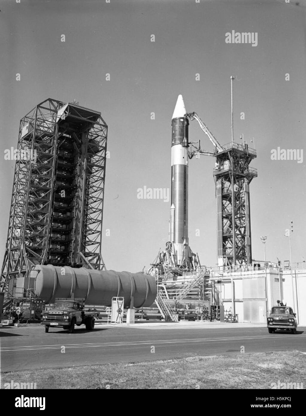Foto aus der Atlas-Kollektion, das ein Militärflugzeug auf dem Asphalt zeigt, mit Schwerpunkt auf den Motorkomponenten und Außenmarkierungen. Stockfoto