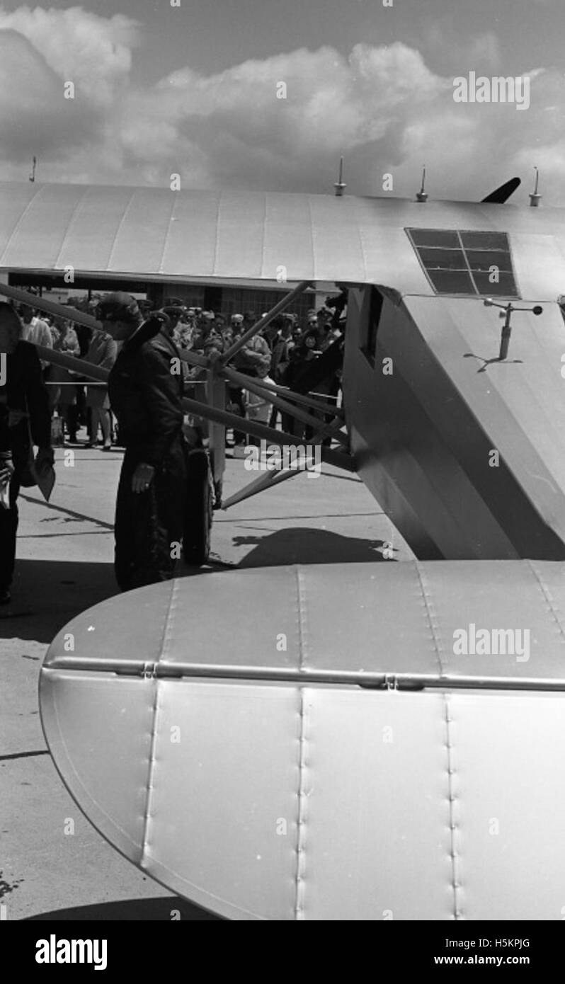 Ein Foto einer Reproduktion des Geistes von St. Louis, das sein einzigartiges Design und seine historische Bedeutung in der Luftfahrtgeschichte unterstreicht. Stockfoto