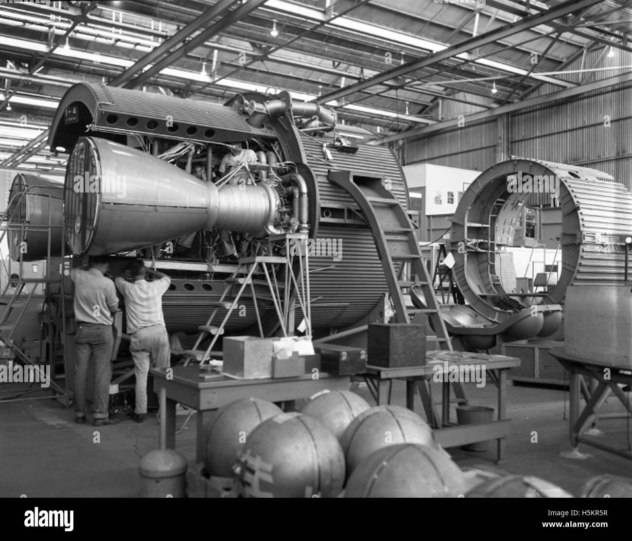 Ein Bild aus der Atlas Kollektion, das ein Flugzeug im Flug zeigt, das seine militärischen Fähigkeiten und fortschrittliche Technologie zeigt. Stockfoto