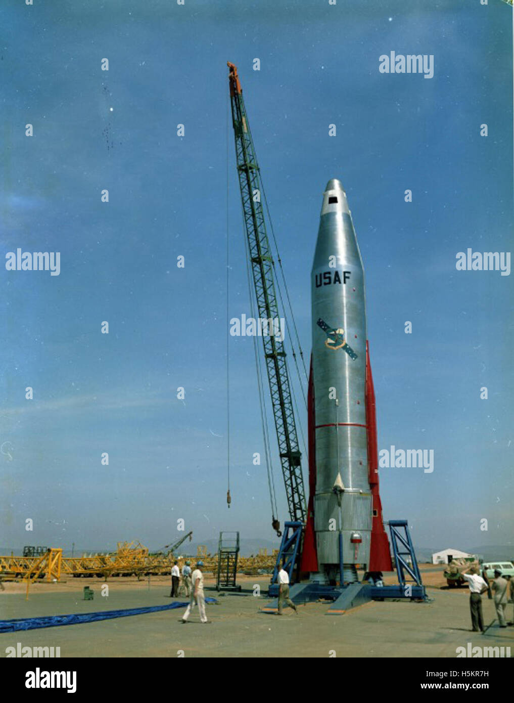 Bild aus der Atlas-Kollektion, das ein altes Kampfflugzeug zeigt. Im Mittelpunkt stehen die Markierungen und die historische Bedeutung des Flugzeugs. Stockfoto