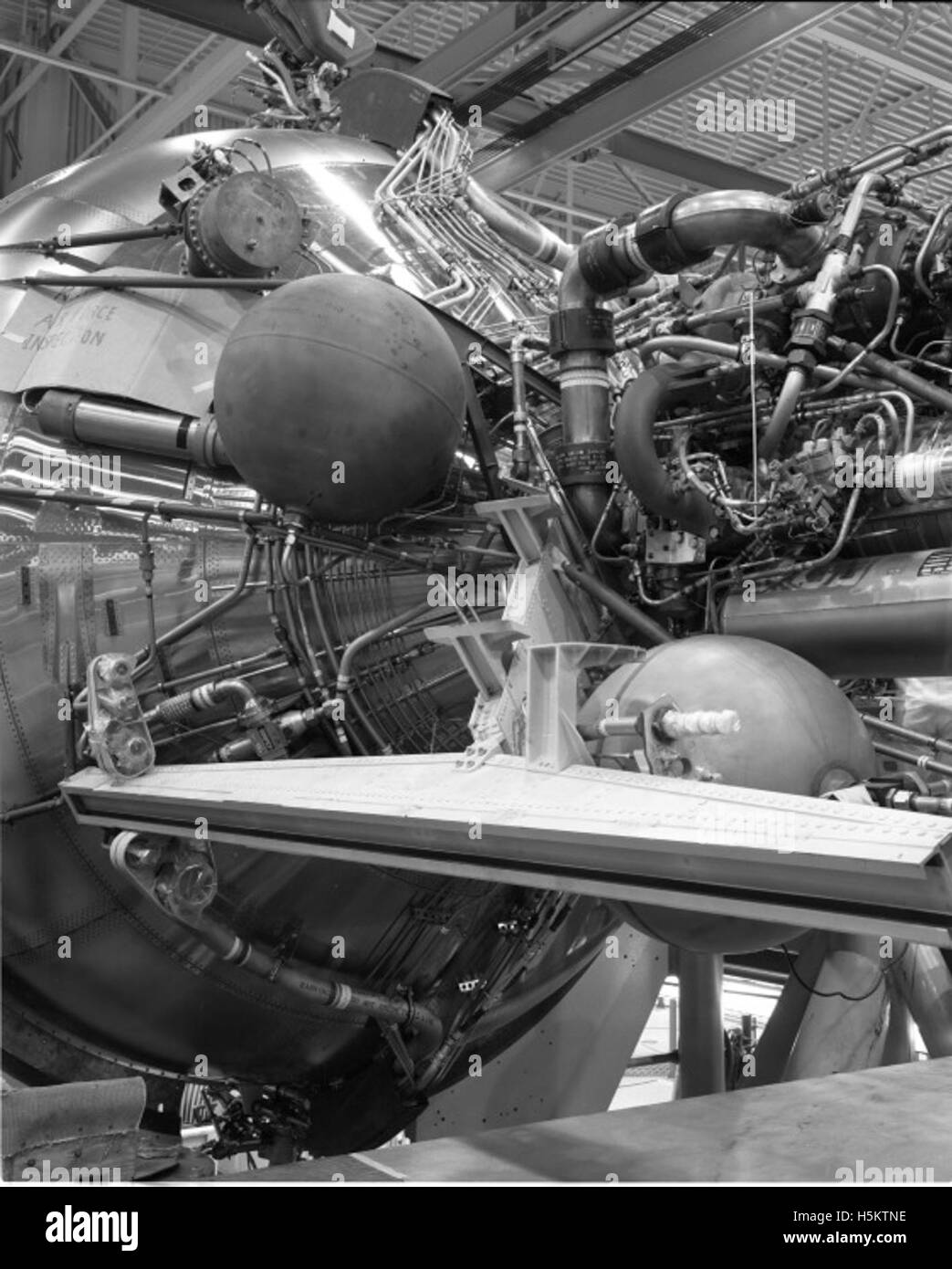 Ein Original-negativ aus der Atlas-Sammlung, das ein Militärflugzeug mit detaillierten Abbildungen seiner Struktur und Markierungen darstellt. Stockfoto