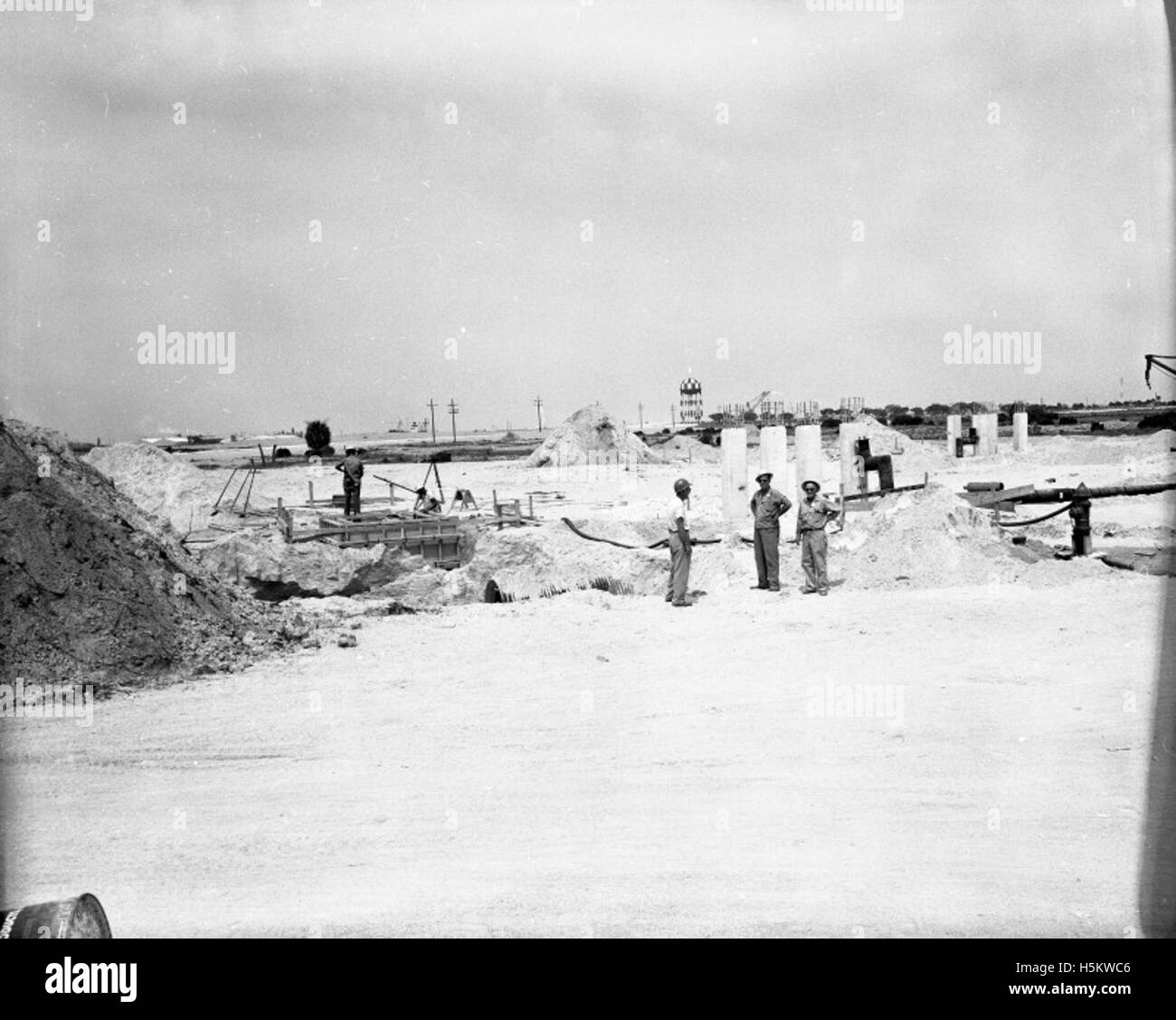 Ein Original-negativ aus der Atlas Collection, das ein Militärflugzeug mit markanten Markierungen, Flügeln und Rumpfdesign zeigt. Stockfoto